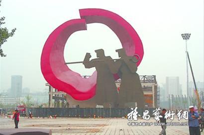 沈阳最大雕塑落户铁西重型文化广场 约10层楼高(图)