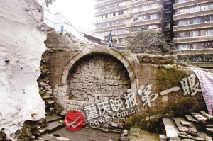 由北往南看的太平门及城墙断垣