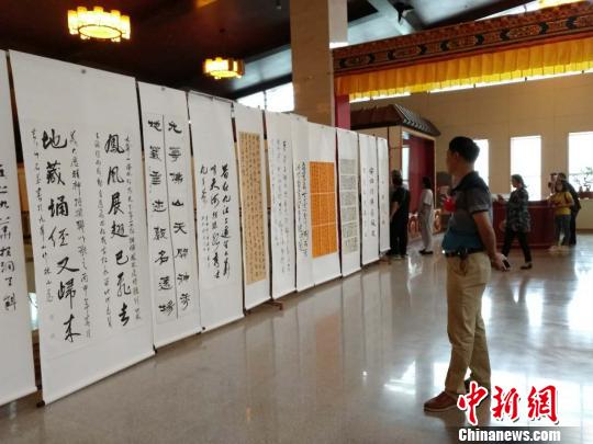 当日共展出各地高僧及书法家佳作近180幅，书写内容或录禅语，或写诗偈，或咏山水。　屈丽霞 摄