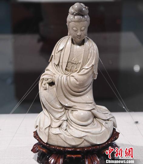 展出的明代德化制瓷大家何朝宗瓷塑作品《坐蒲观音》。　记者刘可耕 摄