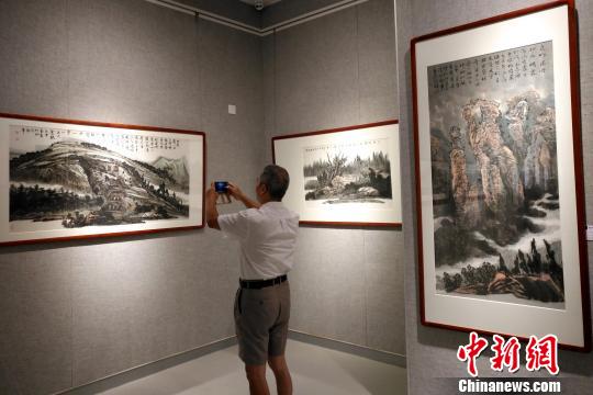 图为观众参观画展。 赵琳露 摄