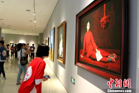 图为油画藏品展现场。 曾洁 摄 图为油画藏品展现场。 曾洁 摄
