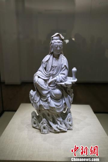 “何朝宗款”瓷塑作品《坐岩观音》。 孙虹 摄