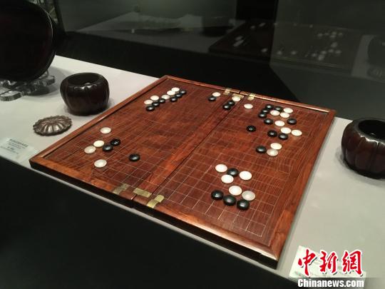 黄花梨双面棋盘,一面是围棋,另一面是象棋。 张亨伟 摄