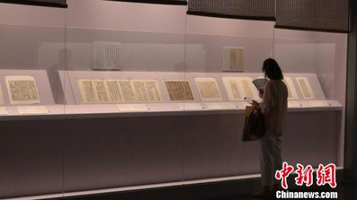 8月2日,“遗我双鲤鱼——上海博物馆藏明代吴门书画家书札精品展”在上海博物馆正式开幕。 康玉湛 摄