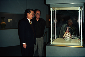 1993年，原国家文物局局长张德勤同志参观日本“中国南海沉船文物展”