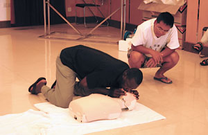 第四期全国水下考古专业人员培训班学员在中国国家博物馆科研与培训基地从事第一应急反应救护训练