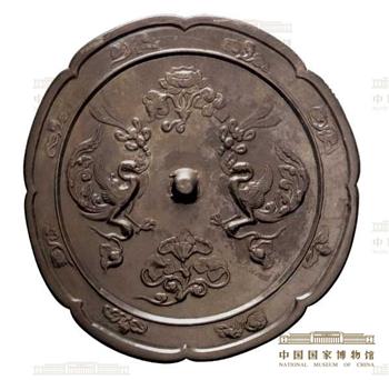 鸾鸟并重,至盛唐和中唐时期花鸟纹基本取代了瑞兽纹,成为当时铜镜的