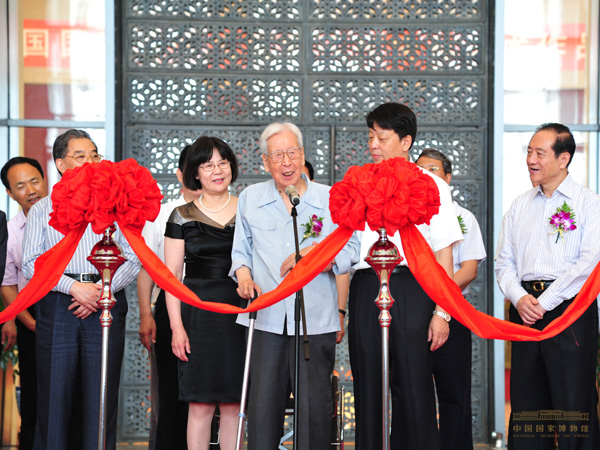 <em>章太炎</em>、姚奠中师生书艺展开幕