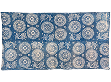 山东蓝印花布是指以豆粉、石灰调水作防染剂，以雕花版作拓印工具，以植物靛蓝作染料，对家织棉布进行印染的一种传统工艺，山东地区水土适宜蓝草种植，北魏时期益都（今山东寿光）人贾思勰在《齐民要术·种蓝》中就记载了靛蓝的提取方法。山东蓝印花布主要用作缝制衣服及帐帘、被面、床单、桌围等日用品，印制图案题材丰富，如蝴蝶兰、梅花菊、鱼戏莲、万寿盘长、花草纹等，纹样清新幽然，朴拙质雅，给人一种归于自然的幽雅静谧之美。