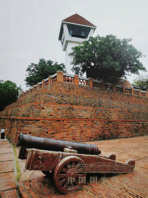 <p>安平古堡保存的郑成功收复台湾时使用的铁炮。</p>
