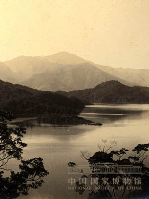 <p>日月潭是我国台湾地区最大的一个湖，位于台湾中部山区。湖中央有个美丽的小岛，把湖水分成两半，北边像圆圆的太阳，叫日潭；南边像弯弯的月亮，叫月潭。</p>