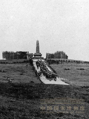 <p>日军侵占澎湖，遭到岛上军民的英勇抵抗，日军先后战死病亡近千人。图为澎湖列岛渔翁岛上的日军“千人塚”（右侧），左侧为“混成支队上陆纪念碑”。</p>