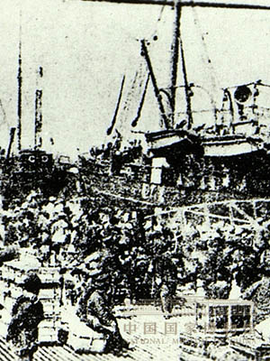 <p>中日双方的交割手续尚未完成，日本侵略者便急不可待地登岛了。图为1895年5月底，日本近卫师团先头部队在台湾北部澳底登陆。</p>