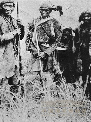 <p>风起云涌的台湾少数民族抗日活动，沉重打击了日本殖民者。据台湾总督府公布资料显示，1895年至1920年共讨伐少数民族138次，杀死7080人，伤4123人。图为执枪佩刀的布农人。</p>