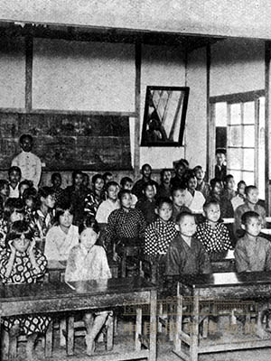 <p>新竹州角板山的蕃童教育所规模较大，是日本殖民地统治时期的所谓“样板学校”。</p>