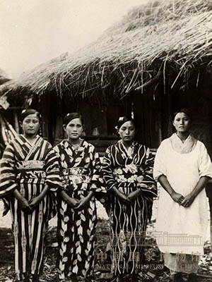 <p>被迫穿日本和服的台湾少数民族妇女。</p>