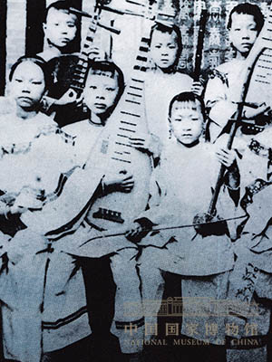 <p>台湾同胞对祖国传统文化的眷恋并未因为日本殖民者的镇压而减弱，传统的中国民族戏曲仍在台湾同胞中流传不辍。图为二十世纪20年代台湾的民间弹唱艺术，源自福建闽南古老的南音。</p>