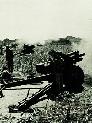 <p>为挫败美国“划峡而治”、搞“两个中国”的阴谋，打击台湾国民党当局“反攻大陆”的嚣张气焰，1958年8月17日，中共中央在北戴河召开会议，毛泽东作出炮击金门的最后决定。图为正在炮击金门的福建前线炮兵。</p>