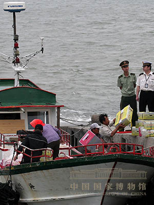 <p>2005年5月28日，在厦门海关、检疫、边防等部门的监测下，限额免税进口的首批台湾水果顺利运往厦门。</p>