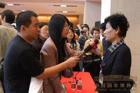 中国国家博物馆展览二部主任曹欣欣（右一）在“复兴之路”基本陈列新闻发布会上接受记者采访