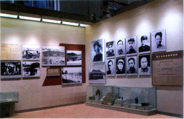 军博展出的一段展墙和文物展柜：红军长征与遵义会议