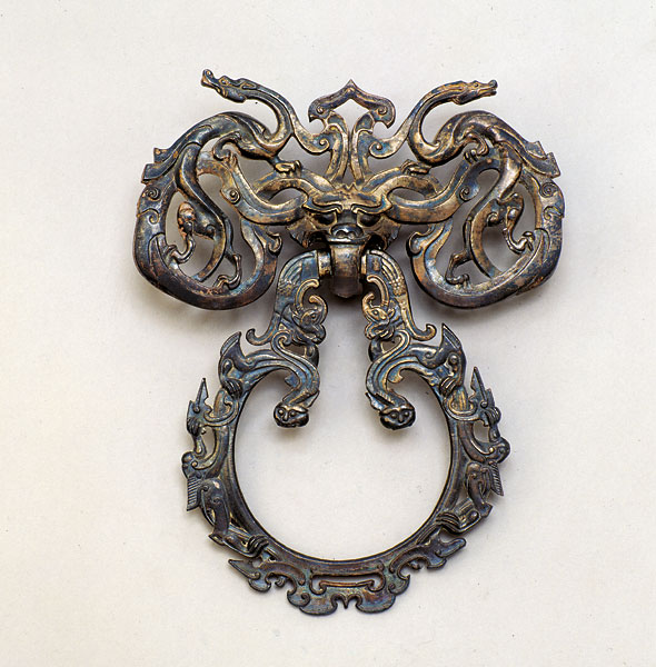 铺首多饰有兽面纹,汉代铺首的兽面形象更加丰富,有螺狮,龟蛇,蟾等多种