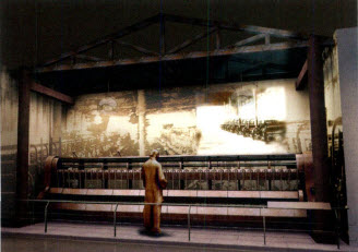 拟在国博展出的文物展示：1890年，中国第一家棉纺厂上海机器织布局在上海建成投产，后改名“华盛纺织总局”。这台动力头道粗纱机是1894年英国制作的，为华盛纺织总局原有设备之一，是我管现存使用最早的动力纺织机器。