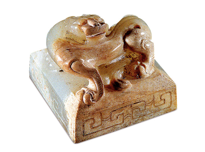 螭虎钮方形玉印