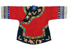袄是山东民间广泛穿着的女服上衣，其名称最早现于南北朝时期，至清代晚期演变为较为固定的形制，以立领、大襟右衽、连肩袖、开衩摆、宽衣宽袖为主要特征，常在衣襟与下摆处饰以精美刺绣图案，因此也被称作“绣花袄”。女袄的刺绣装饰多为对称式纹样，图案题材寓意吉祥，如蝴蝶干枝梅或石榴或牡丹组合而成的“蝶恋花”，刺绣针法有插花绣、盘金绣、打籽绣、平针绣等。女服大袄这一宽身、长袖、长衣的廓形，既符合中国传统礼仪文化与审美情趣，又充分展现出山东女性婉约、端庄、含蓄、优雅的品性格调。