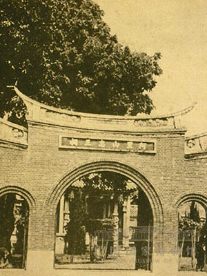 <p>为融合汉族和少数民族关系，清政府在台湾设立通事一职。从1722年开始，吴凤任阿里山通事长达48年。他忠于职守，处事公平，去世后被尊为“阿里山神”。图为阿里山神吴凤庙。</p>