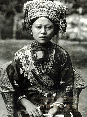 <p>盛装打扮的台湾少数民族少女</p>