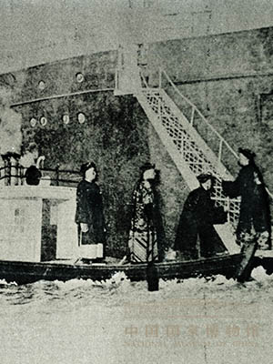 <p>1895年6月2日，李经方以清政府交接专使的身份与日方代表桦山资纪办理交割台湾手续。慑于台湾民众的抗议，交割手续在基隆外海的日本军舰“横滨丸”上进行。</p>