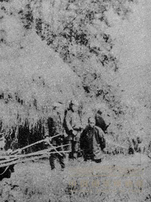 <p>据日方的统计，仅1897－1900年间就发生义民抗日事件8258起，日寇死伤2124人。图为日军在台湾北部山区搜索抗日武装。</p>