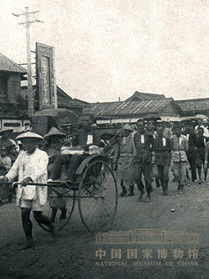 <p>被押解前往台南监狱的余清芳（坐在黄包车上）等人。</p>