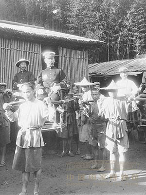 <p>台湾总督府民政长官后藤新平前往山区视察，由当地民众担任轿夫。</p>