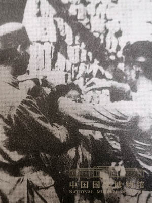 <p>为方便农村民众就医，台湾义勇队组织巡回医疗队跋山涉水，为附近民众诊疗。</p>