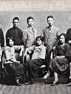 <p>中国共产党成立之初，就对台湾进步青年给予了极大的关注和支持。图为1925年11月，谢雪红（前排右二）、林木顺（前排右一）等台湾青年学生赴莫斯科学习前留影。</p>
