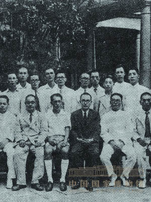 <p>1928年4月15日，台湾共产党成立大会在上海法租界霞飞路的一家照相馆召开，出席会议的有谢雪红、林木顺、翁泽生、潘钦信、林日高等台籍共产主义积极分子。</p>