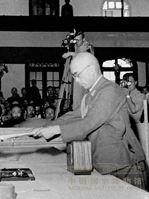 <p>1945年9月9日，何应钦（左）在南京代表中国政府接受侵华日军总参谋长小林浅三郎递交的侵华日军总司令冈村宁次签署的投降书。</p>