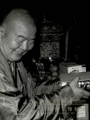 <p>1989年3月27日，台湾著名宗教领袖星云大师率国际佛教促进会弘法探亲团到北京，这是台湾佛教界首次组团到大陆访问。图为星云大师向中国佛教协会会长赵朴初赠送《佛光山大藏经》。</p>