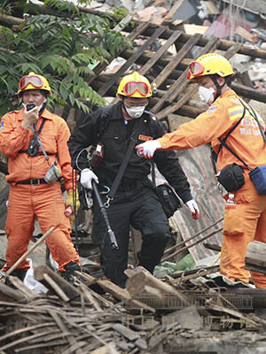 <p>2008年5月，汶川大地震发生后，台湾同胞积极支援抗震救灾。图为台湾救援队在绵竹市汉旺镇搜救幸存者。</p>