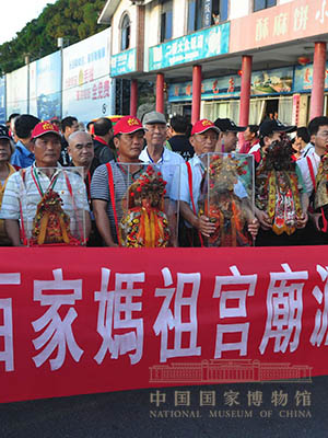 <p>妈祖文化是中华传统文化的重要组成部分，也是连结两岸同胞的重要精神纽带。图为2011年6月9日，来自台湾148家妈祖宫庙代表近千人抵达福建莆田市湄洲妈祖祖庙谒祖。</p>