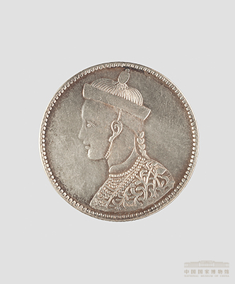 <p>清光绪<br>为抵制外国卢比，光绪二十八年（1902年），四川省地方政府仿外国卢比造四川卢比，有力地抵制和削弱了外国卢比的入侵，满足了汉、藏商民的需要。四川卢比，又称川铸藏洋、藏元（炉关），是我国最早铸有人像的银币，也是我国唯一铸有帝王像的银币。</p>