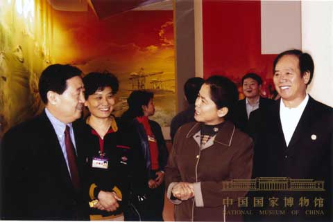 2007年国庆《复兴之路》大型主题展览布展期间,国博吕章申馆长、马英民副馆长到展厅现场审查布展情况,并与展览二部、藏品保管二部负责人亲切交谈。