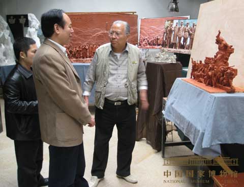 我馆马英民副馆长审看著名雕塑艺术家叶毓山为《复兴之路》基本陈列创作的雕塑——血肉长城样稿