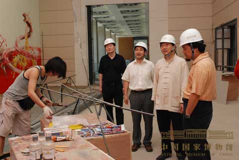 2009年8月,我馆吕章申馆长、黄振春书记、都海江副馆长在展陈现场视察布展情况。
