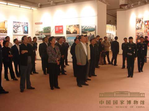 2007年10月9日晚,李长春等中央领导同志来到《复兴之路》大型主题展览现场,认真听取展览筹备领导小组的汇报,仔细审看了全部展览,并对展览工作做了重要指示。