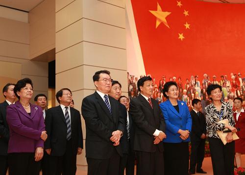 9月25日，《复兴之路》大型主题展览在中国国家博物馆隆重开幕。中共中央政治局常委李长春出席开幕式。这是李长春等出席开幕式后参观展览。新华社记者 庞兴雷 摄 
