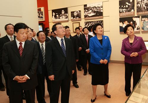 9月25日，《复兴之路》大型主题展览在中国国家博物馆隆重开幕。中共中央政治局常委李长春出席开幕式。这是李长春等出席开幕式后参观展览。新华社记者 庞兴雷 摄